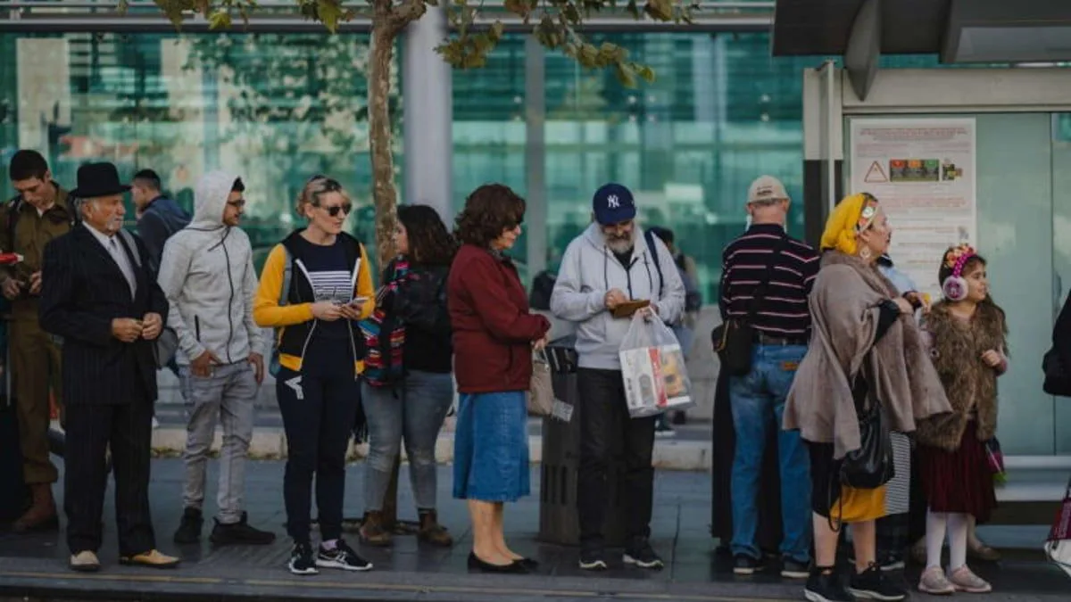 Grupo diverso de personas conviviendo en un espacio público