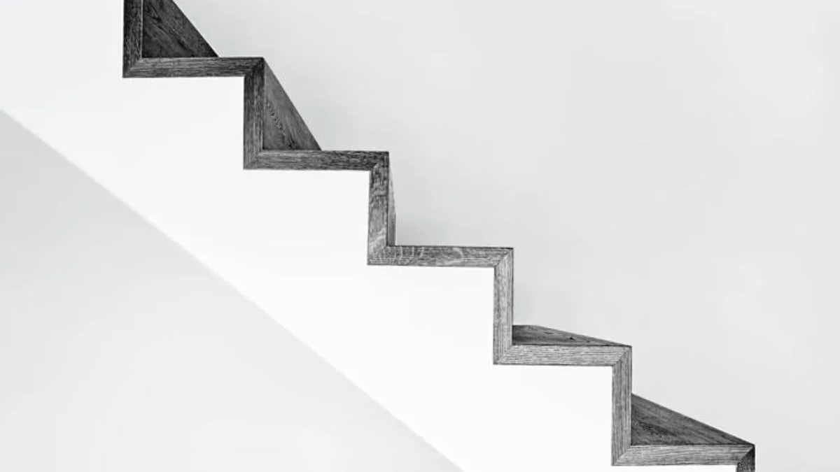 Escalera de madera ascendente sobre fondo claro