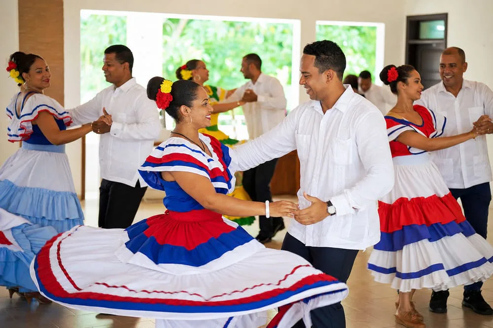 Clase de merengue con trajes típicos dominicanos