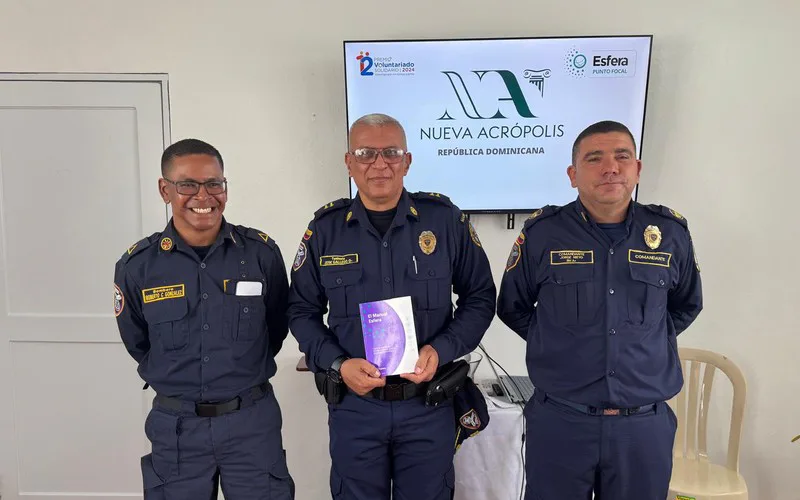 Bomberos, comandantes y personal institucional uniformado en formación Esfera