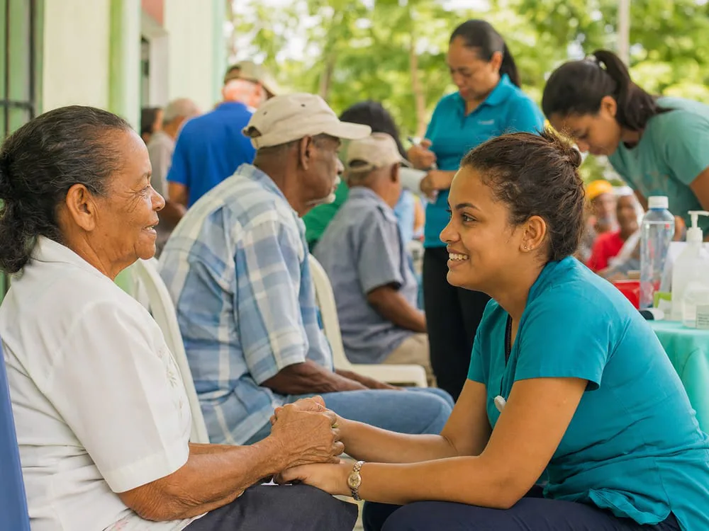 Voluntarios en feria comunitaria con enfoque en las personas