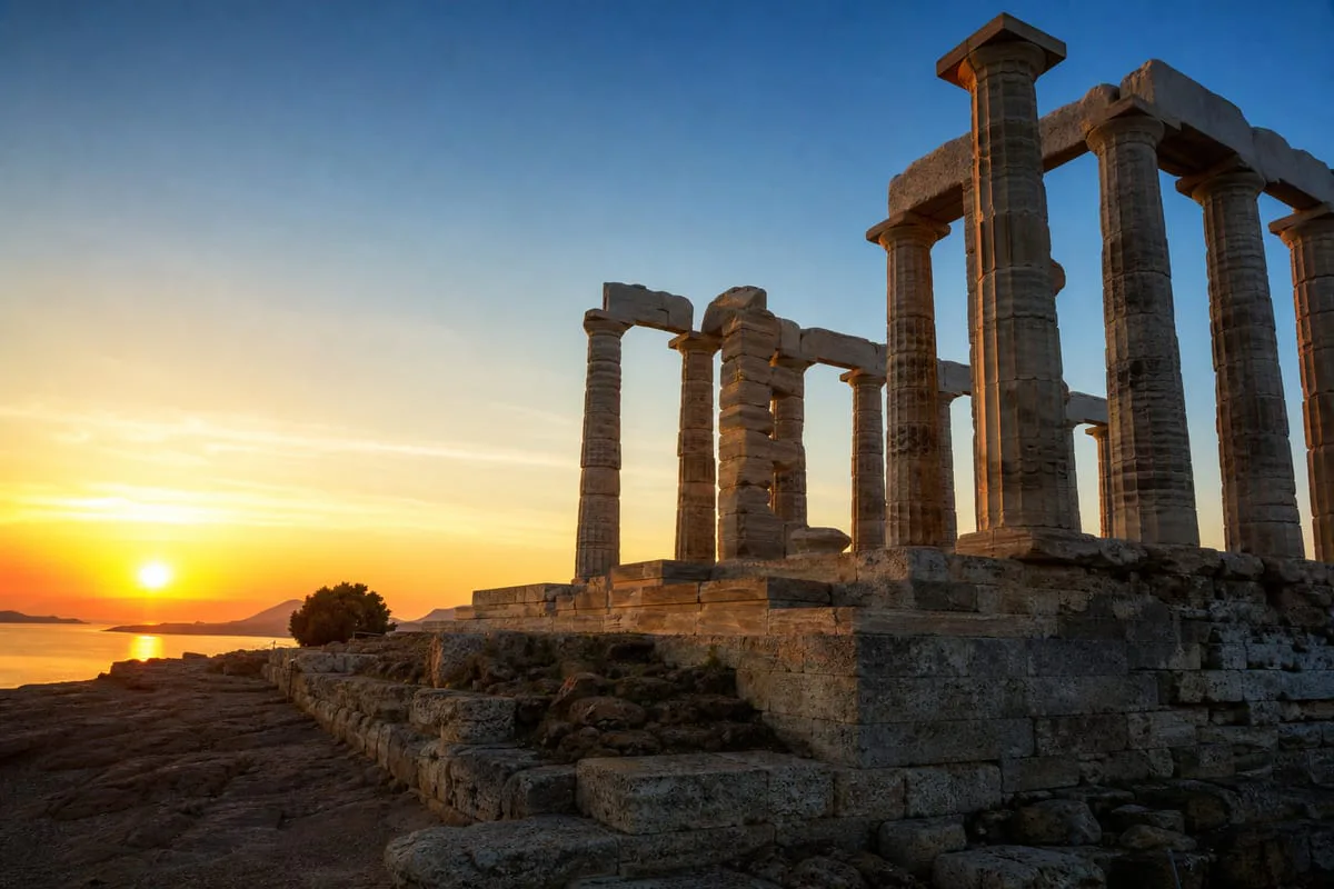 Templo griego clásico al amanecer