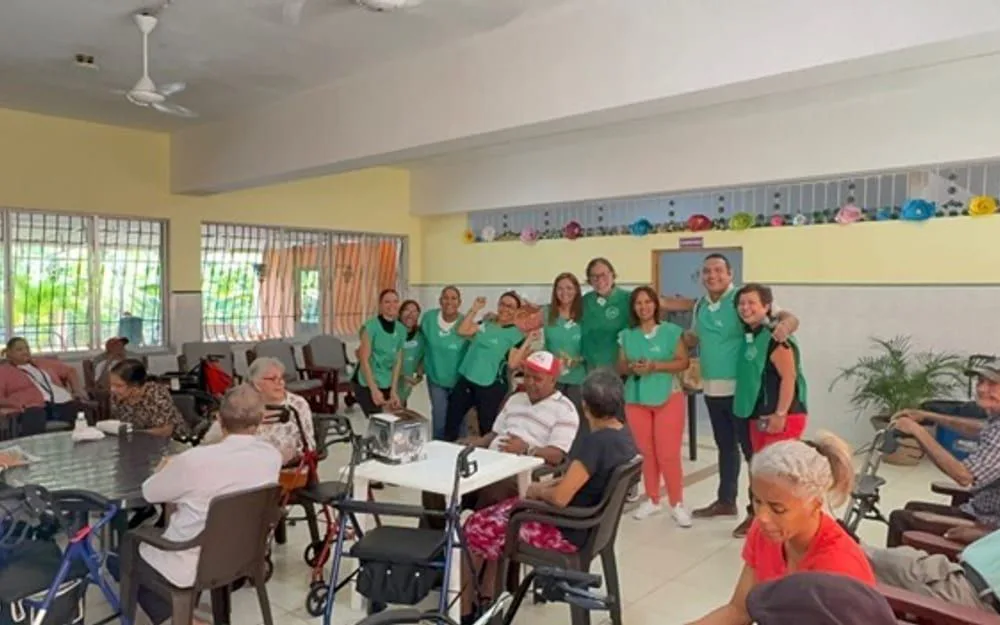 Voluntarios de Nueva Acrópolis compartiendo con residentes de un hogar de adultos mayores