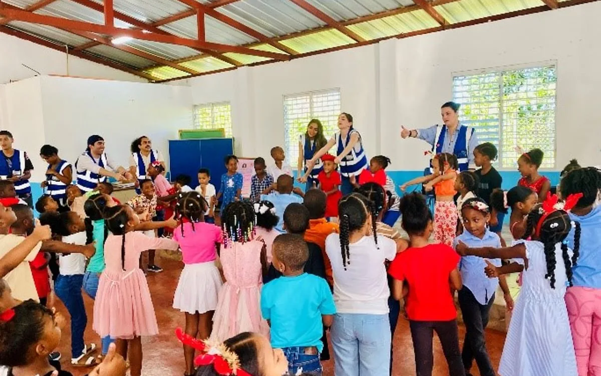 Voluntarios realizando una actividad educativa con niños